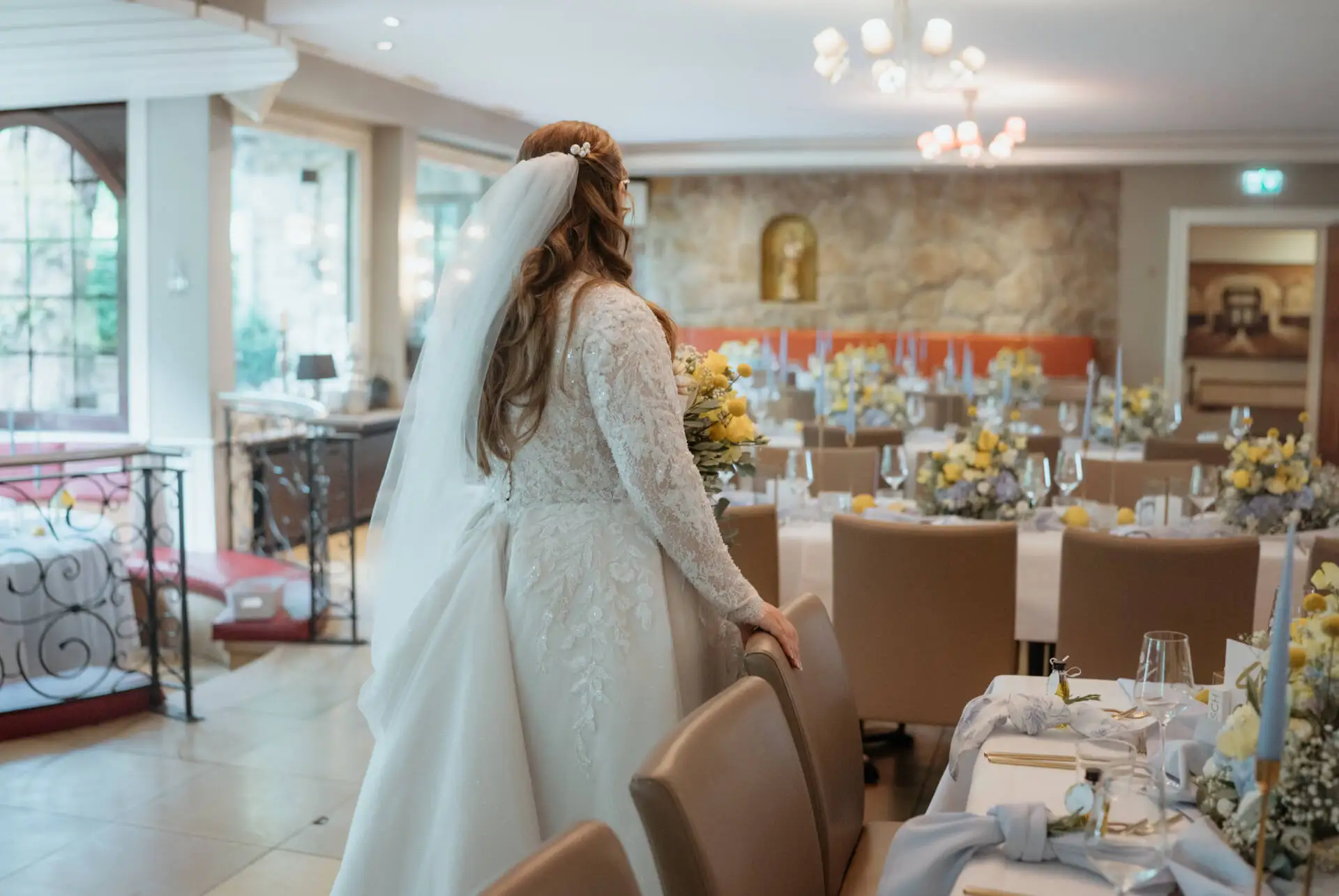 Braut im Hochzeitskleid in festlichem Saal