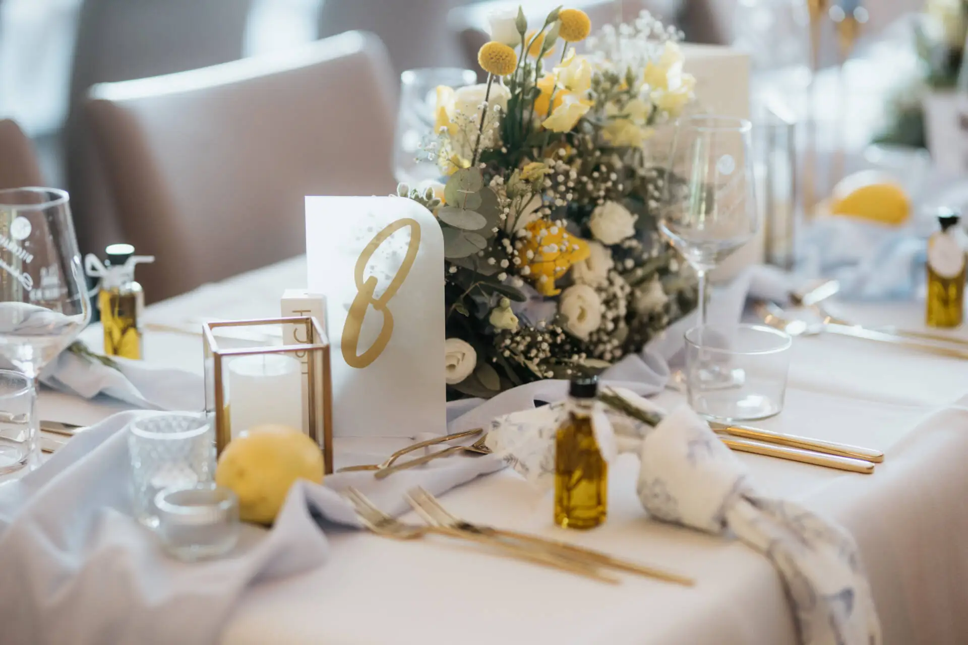 Elegante Tischdekoration mit Blumen und Kerzen.