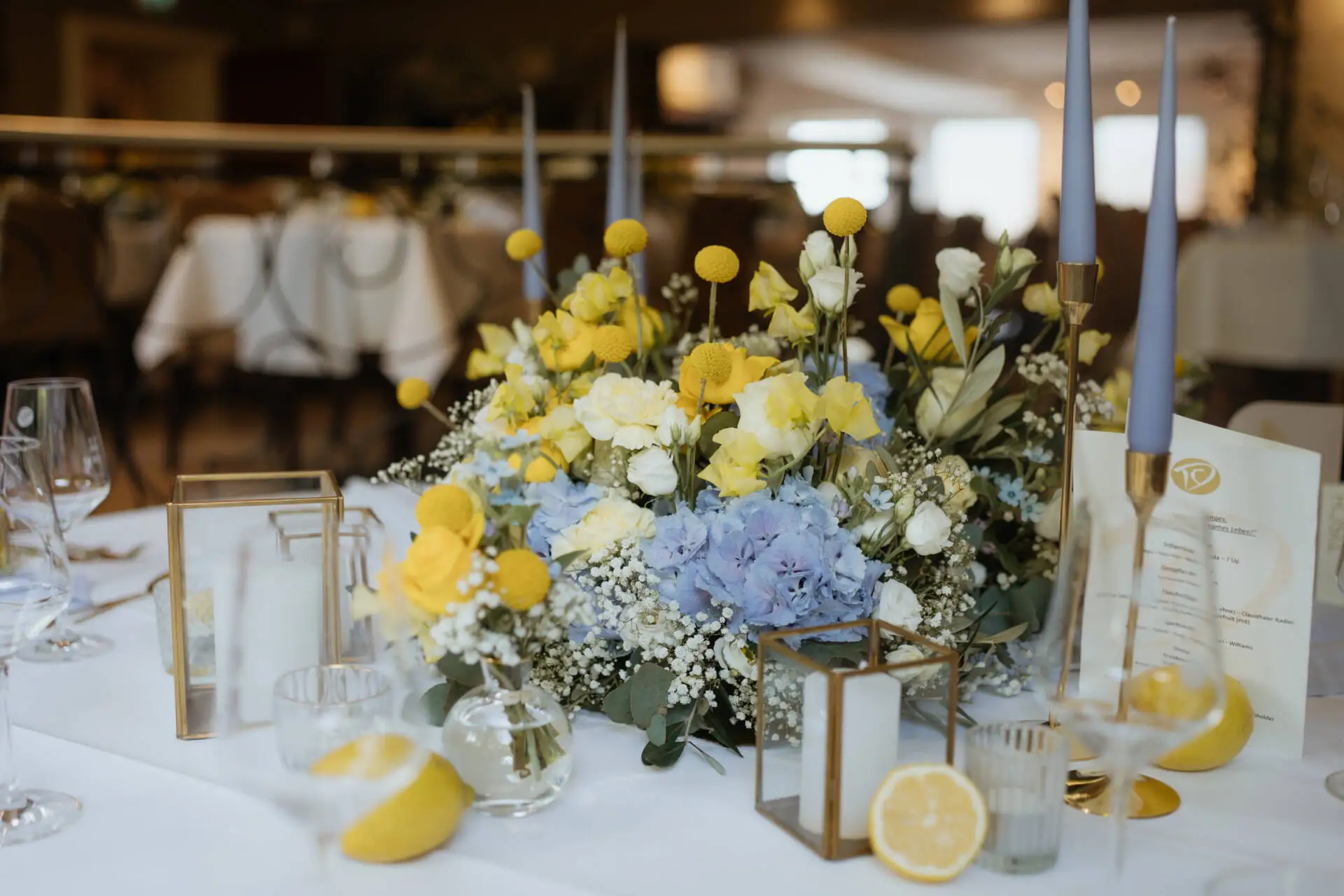 Elegantes Tischdekor mit Blumen und Kerzen