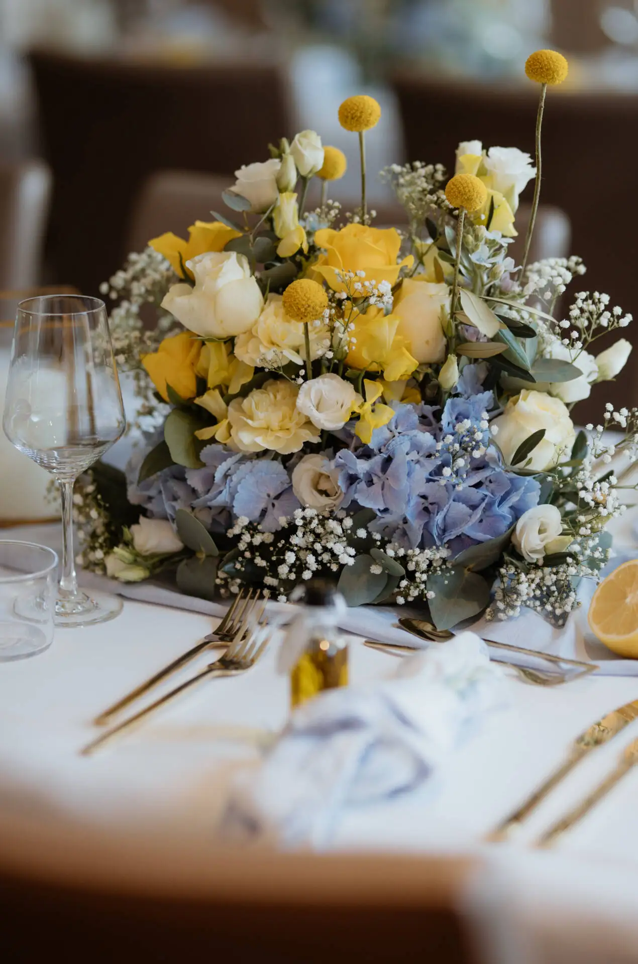 Blumenarrangement auf gedecktem Tisch