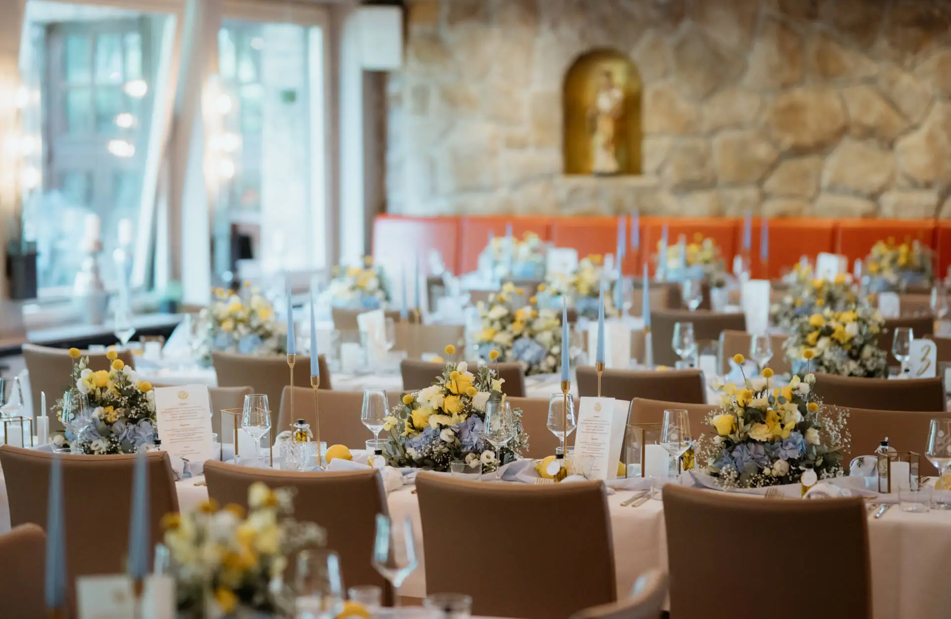 Elegantes Hochzeitstisch-Arrangement mit Blumen und Kerzen