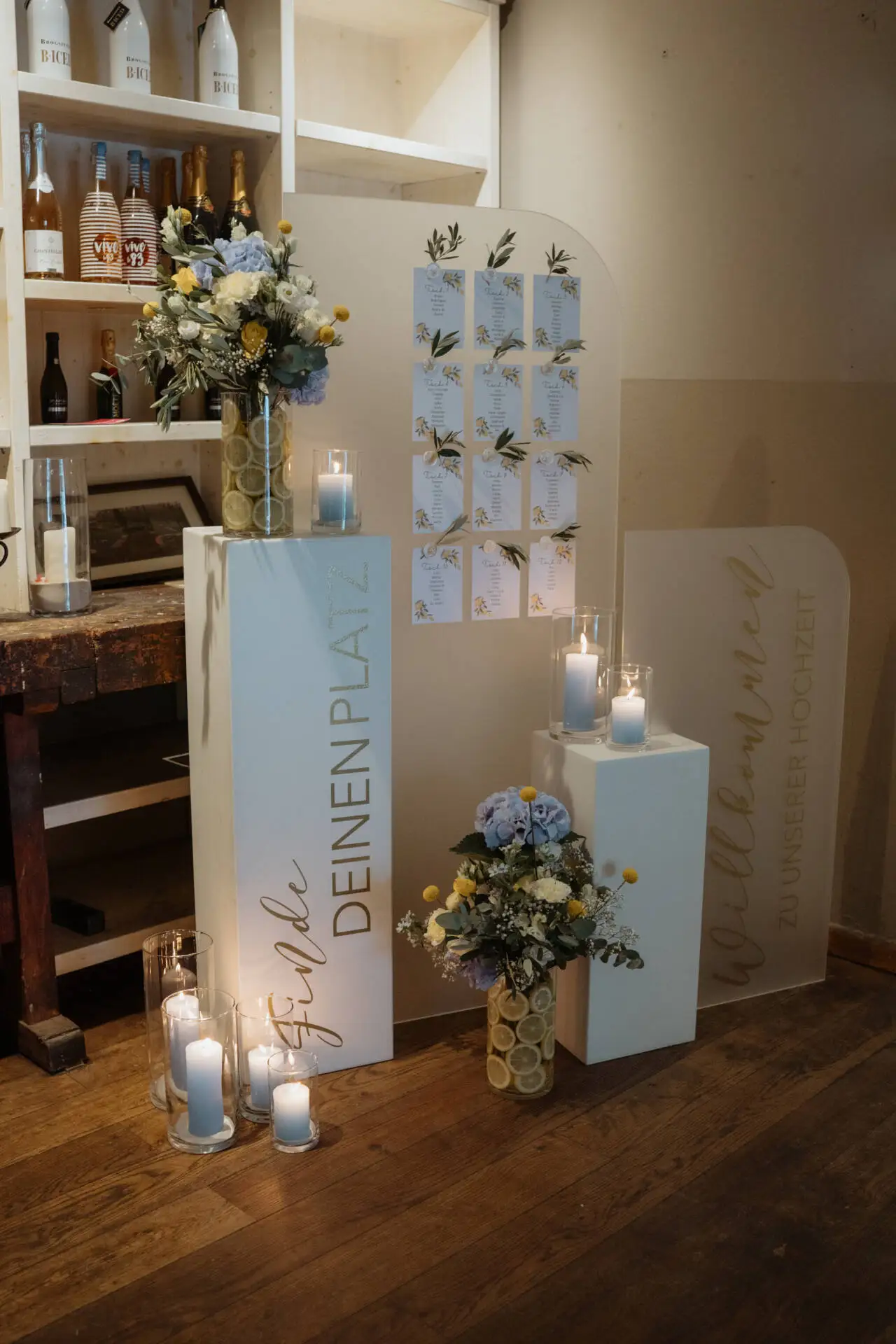 Hochzeitsdekoration mit Blumen und Tischkarten