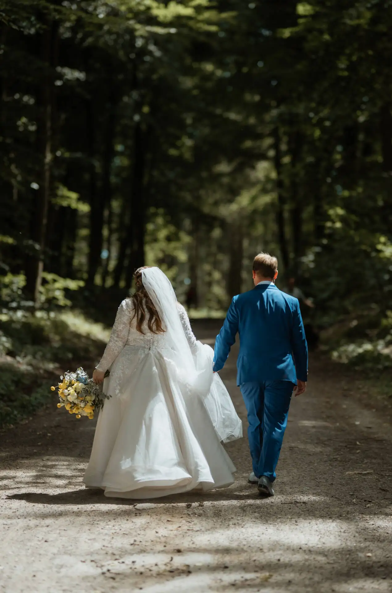 Brautpaar spaziert im Wald