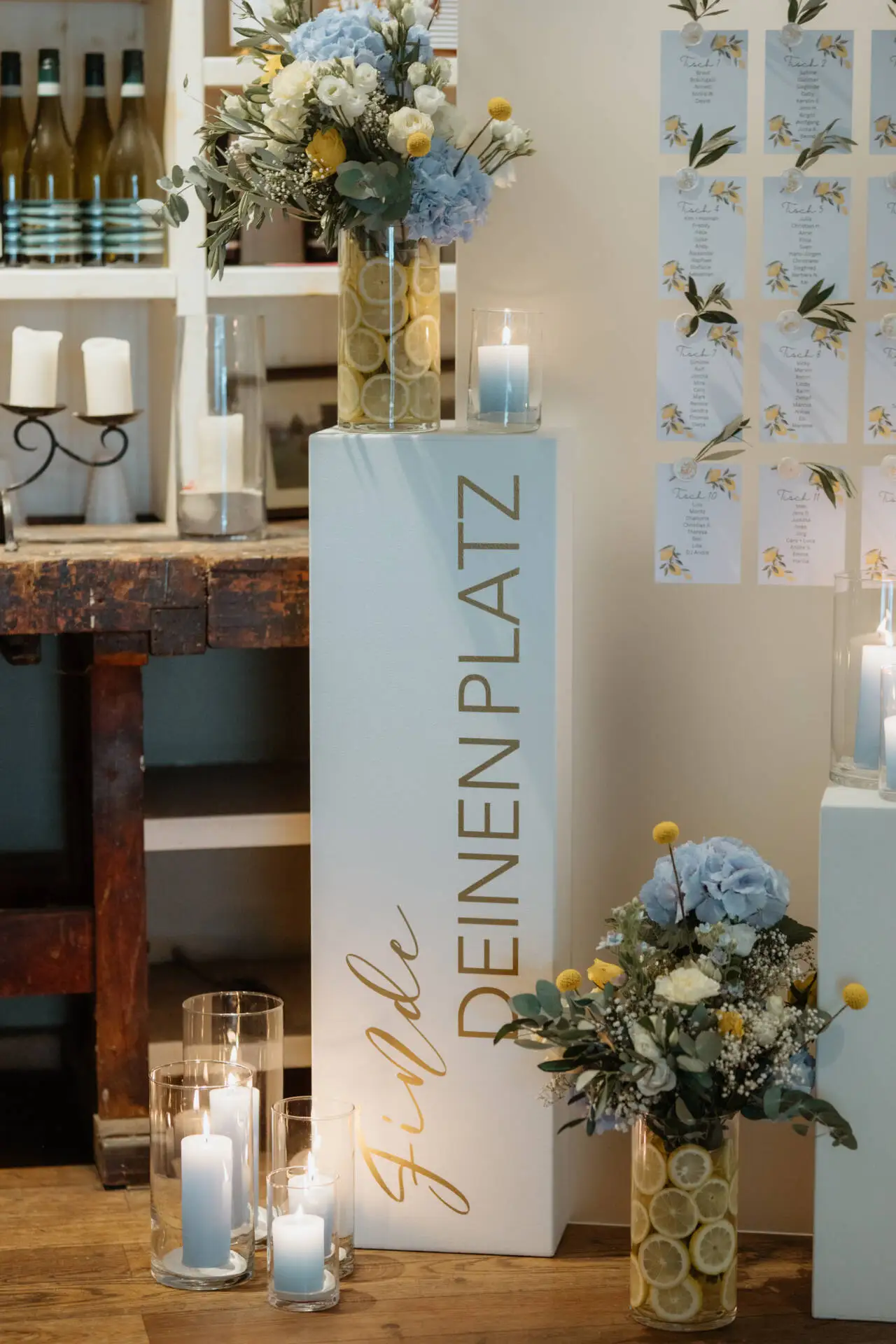 Hochzeitsdekoration mit Blumen und Kerzen