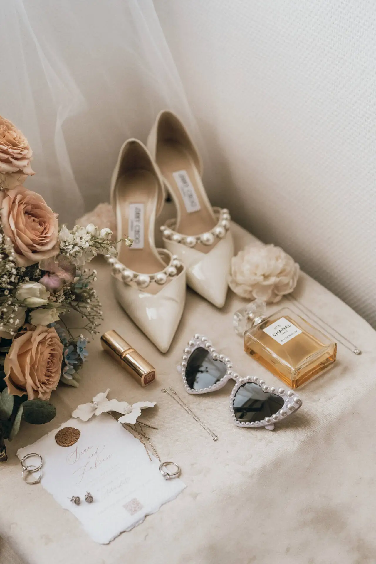 Brautzubehör: Schuhe, Blumen, Parfüm, Einladung, Sonnenbrille