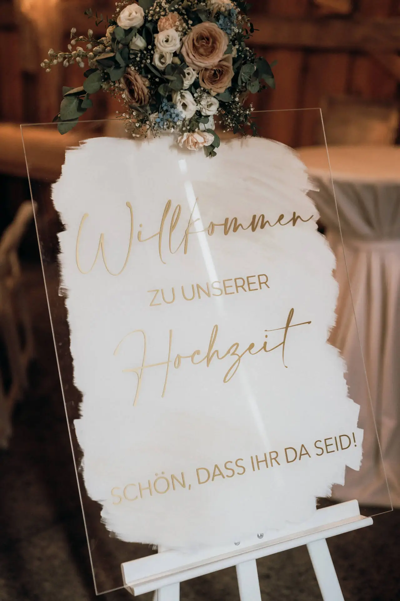 Willkommensschild zur Hochzeit mit Blumenstrauß