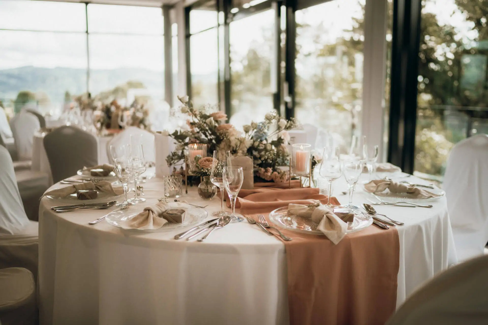 Elegante Hochzeitstafel mit Blumen und Kerzen.