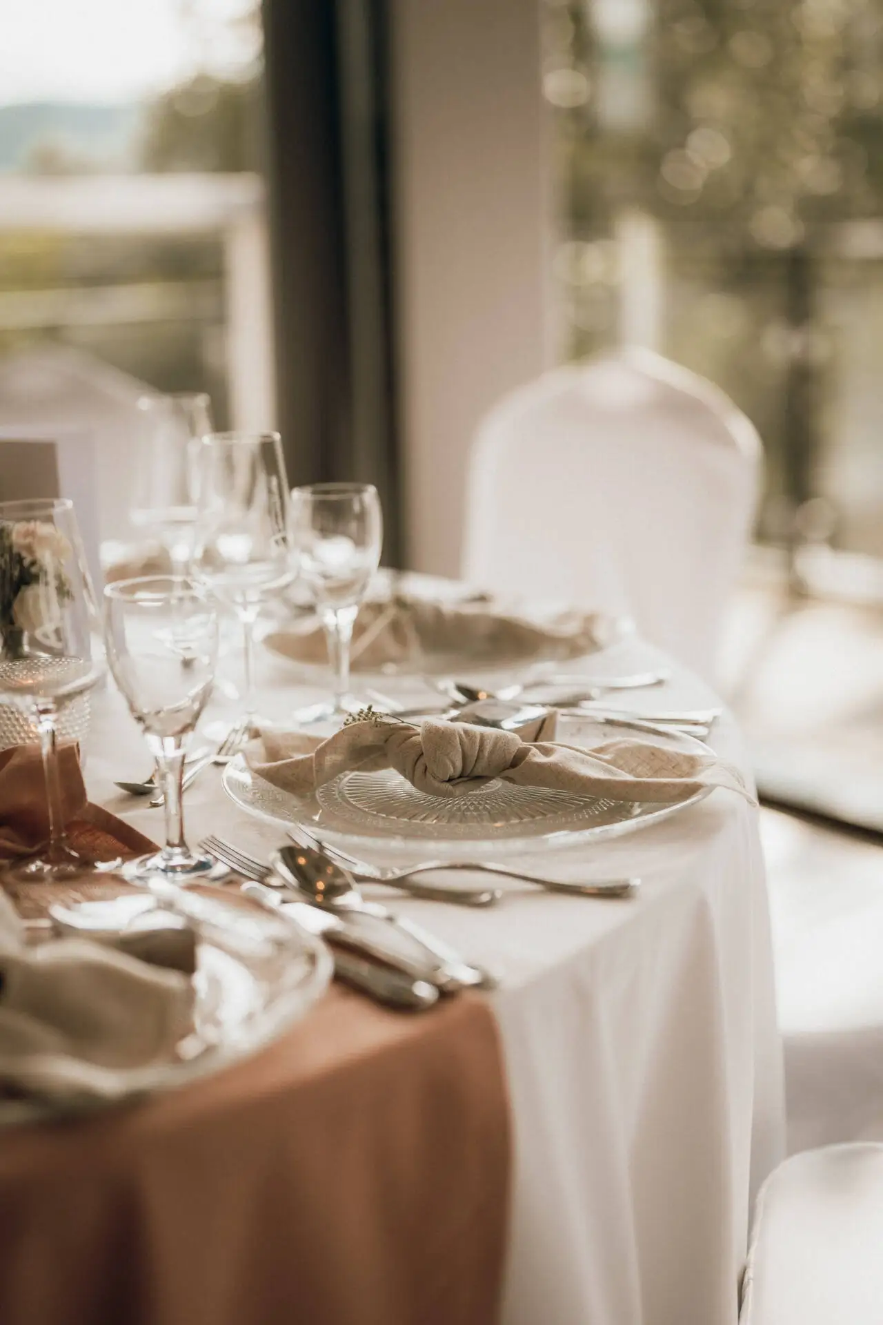 Elegant gedeckter Tisch mit Gläsern und Besteck