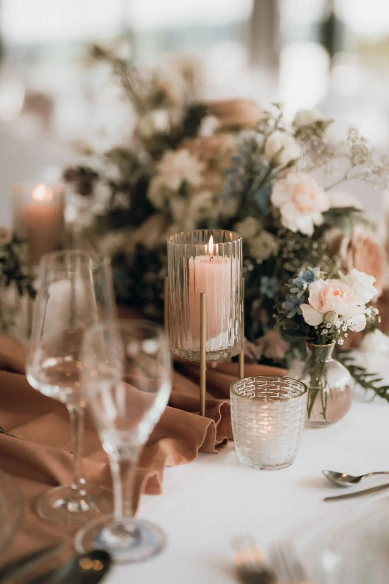 Elegante Tischdekoration mit Kerzen und Blumen