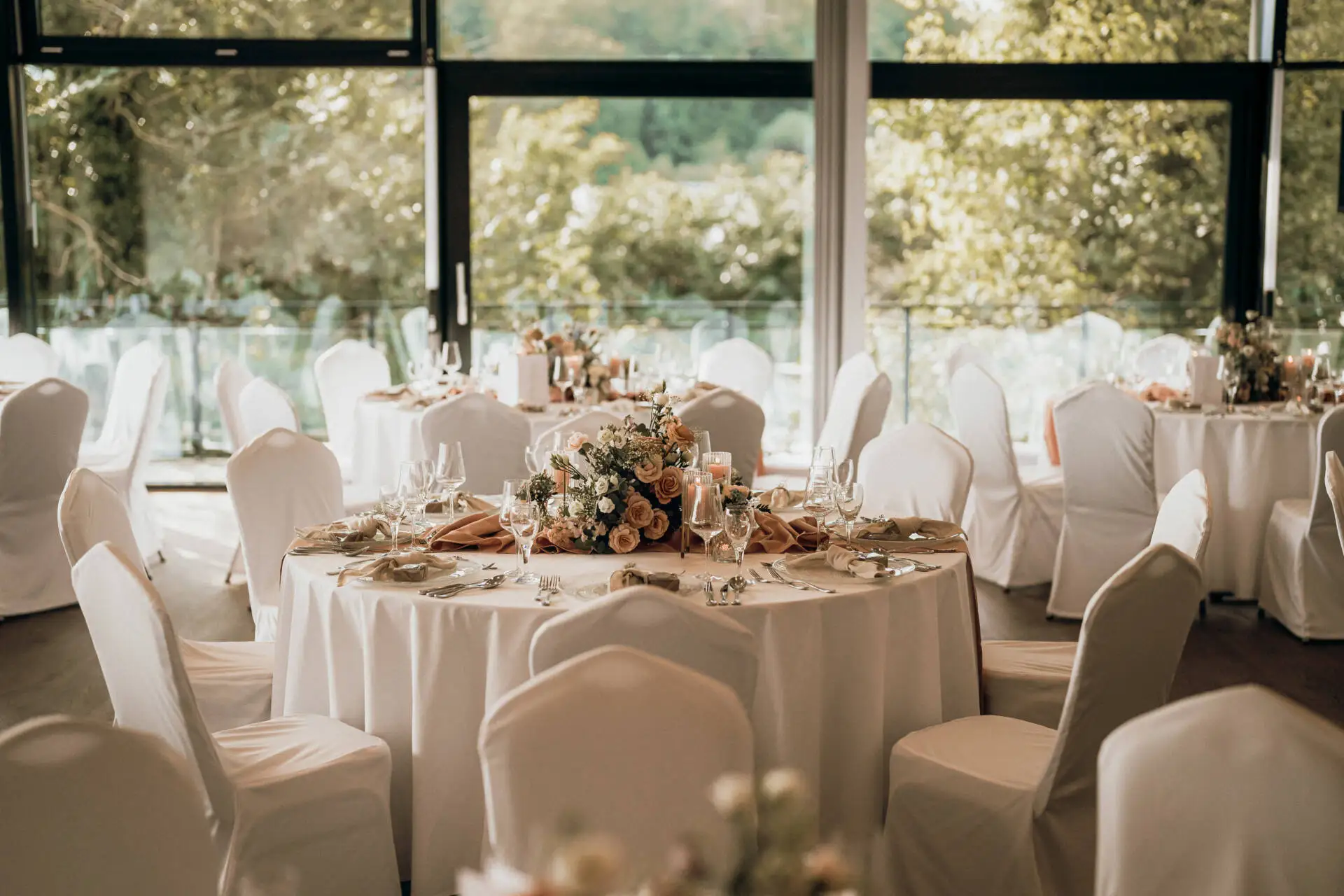 Elegante Hochzeitstafel im Gartenblick