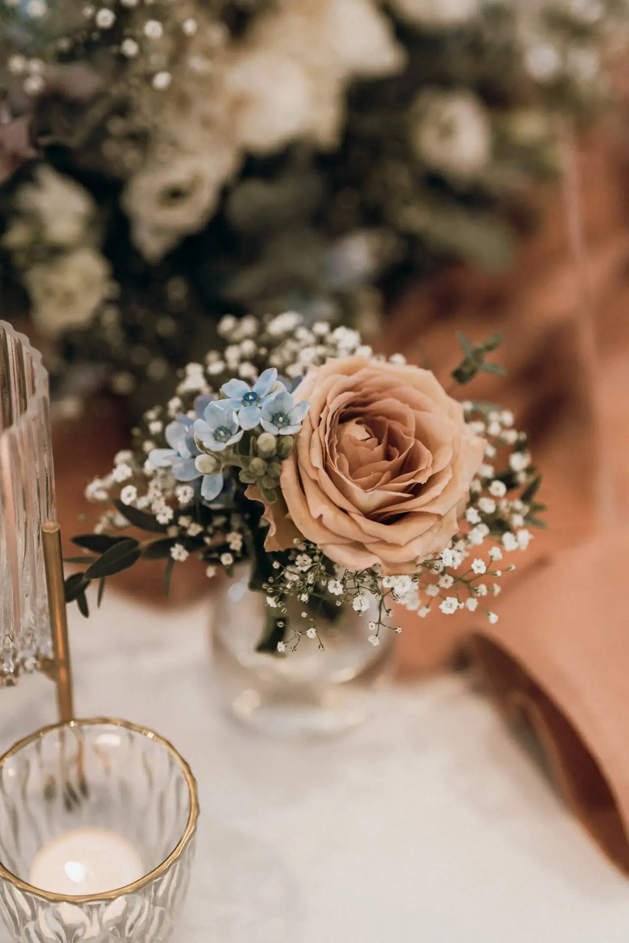 Blumenstrauß mit Kerze auf Tisch