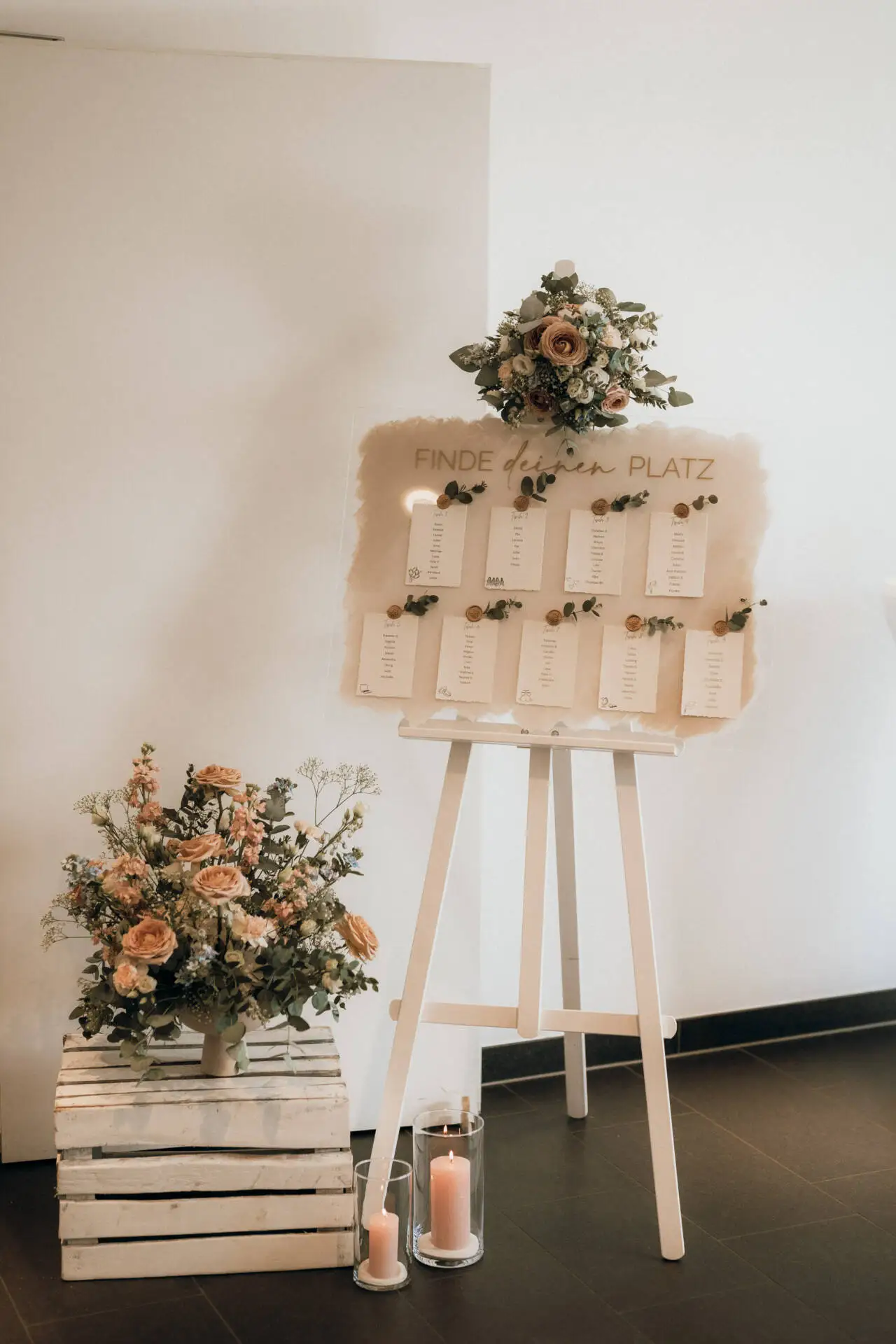 Hochzeit Sitzplan mit Blumen und Kerzen