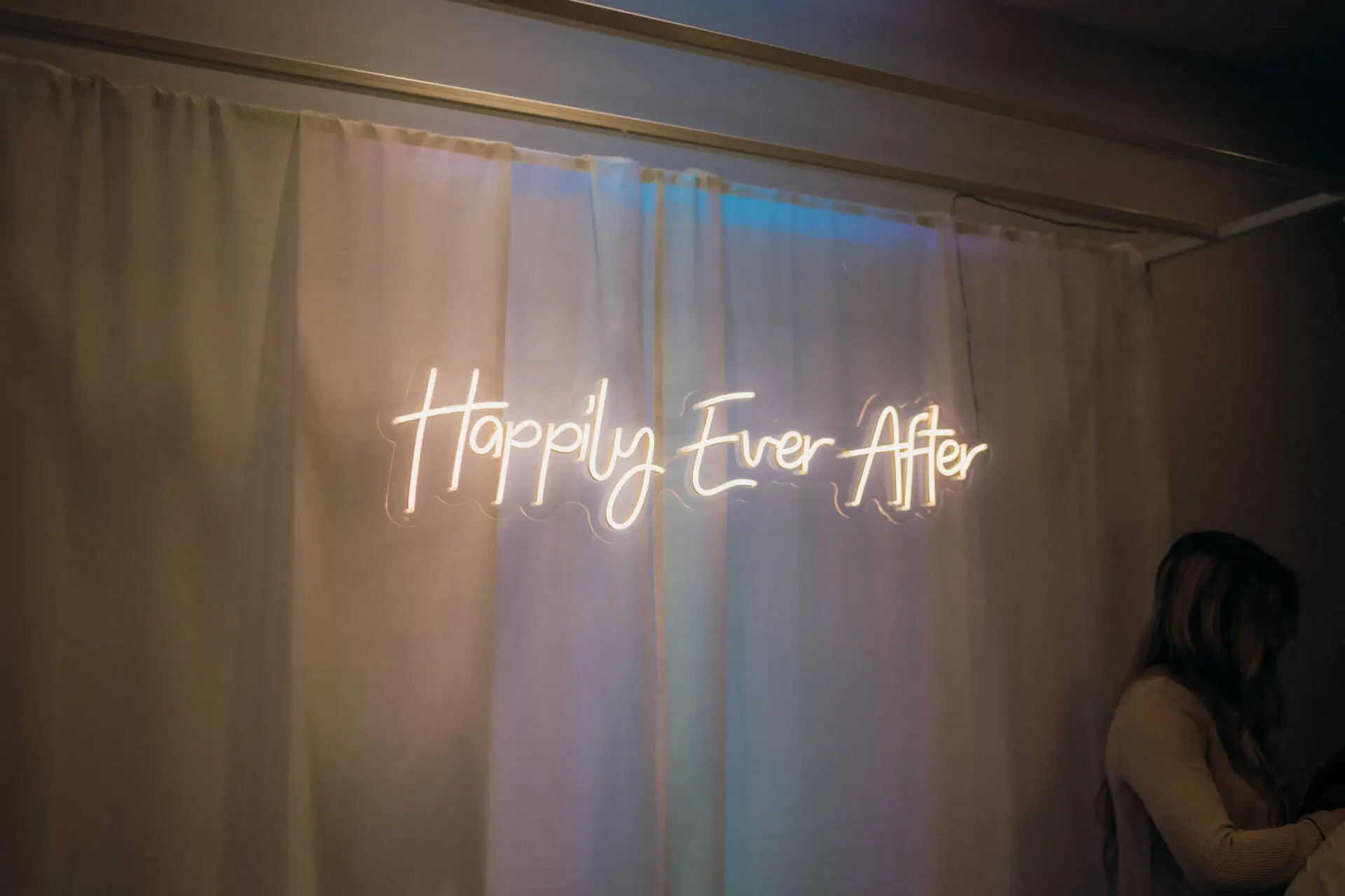Leuchtzeichen 'Happily Ever After' auf Vorhang