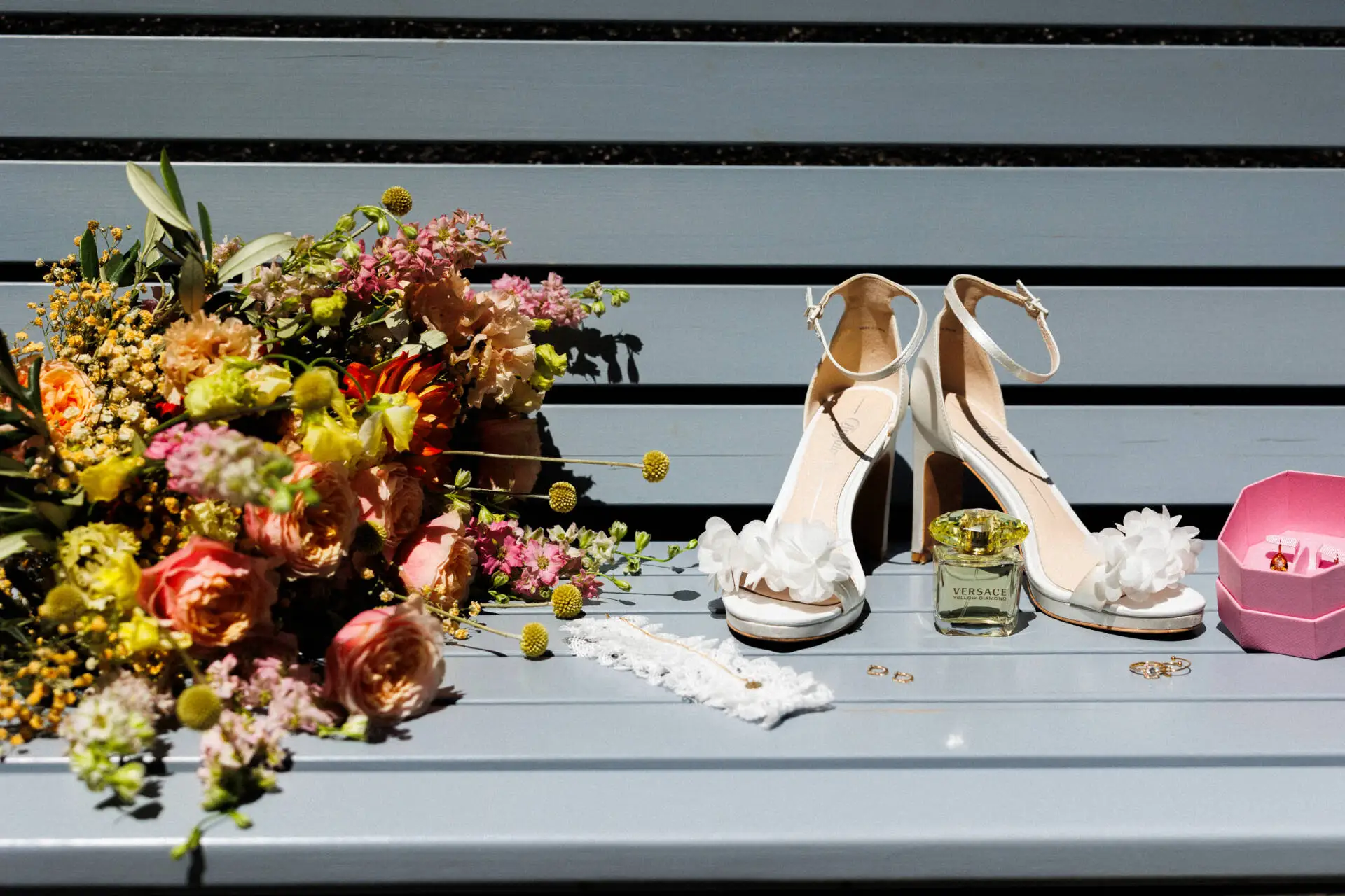 Brautaccessoires auf grauer Bank