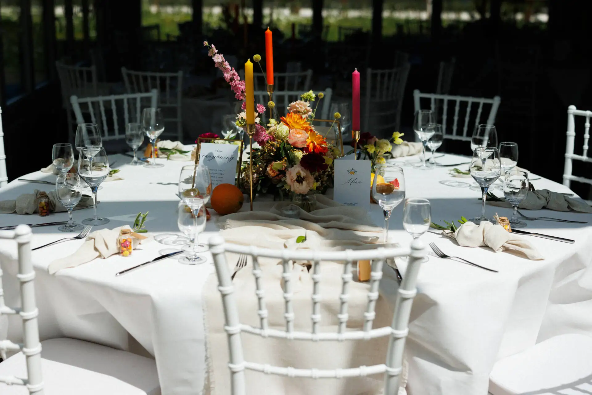 Festlich gedeckter Tisch mit Blumen und Kerzen.