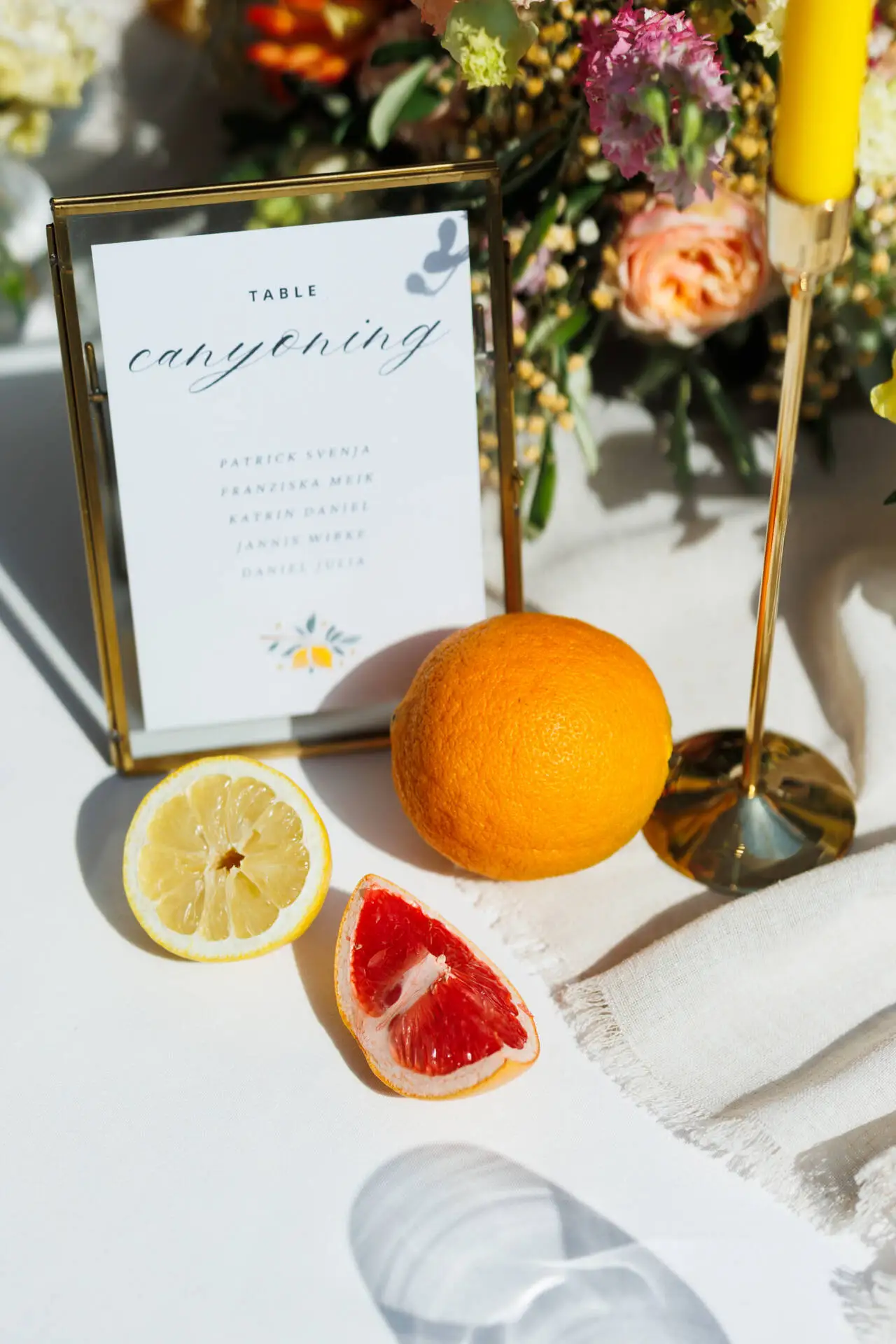 Früchte und Blumen auf weißem Tisch