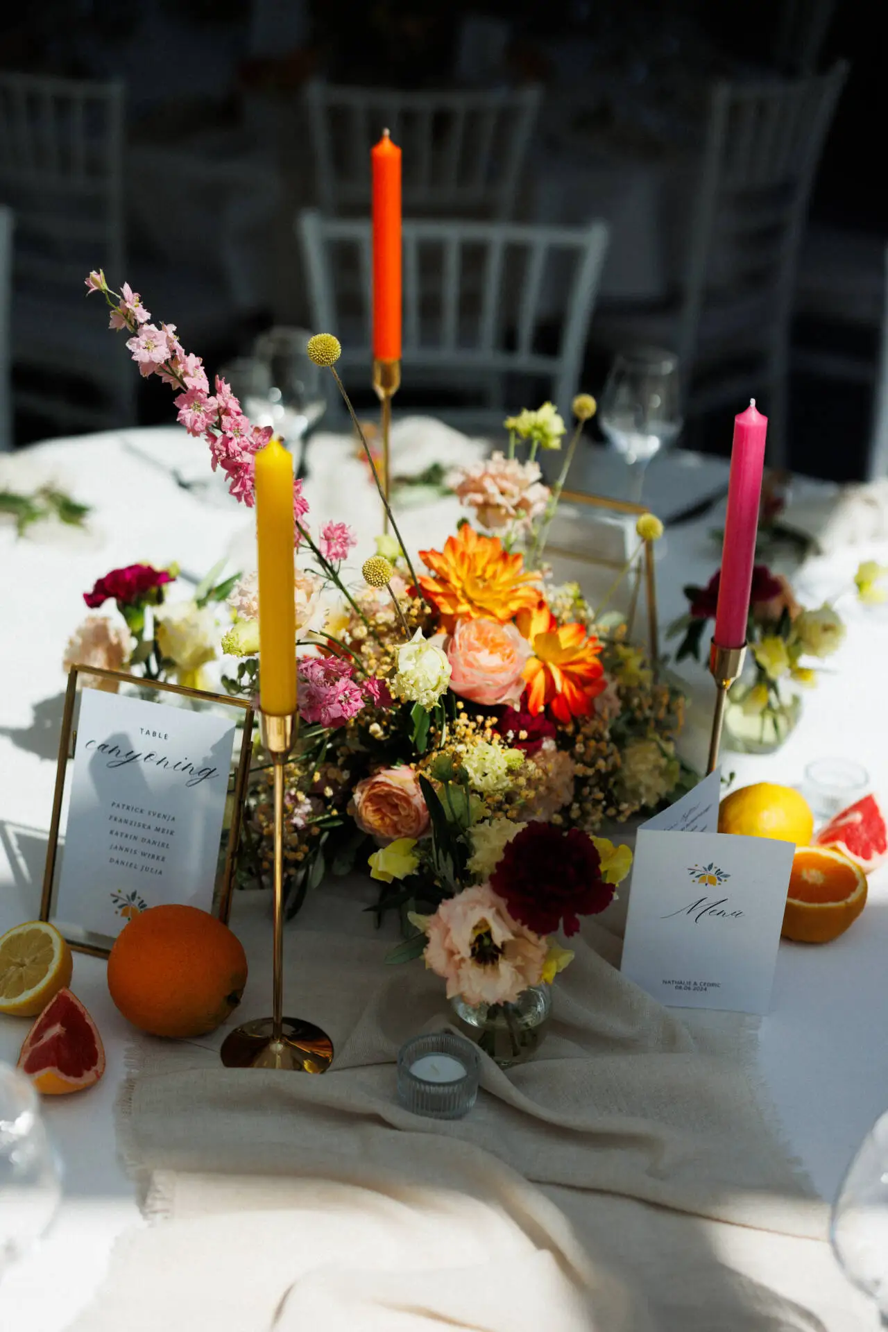 Festlich gedeckter Tisch mit Blumen und Kerzen.