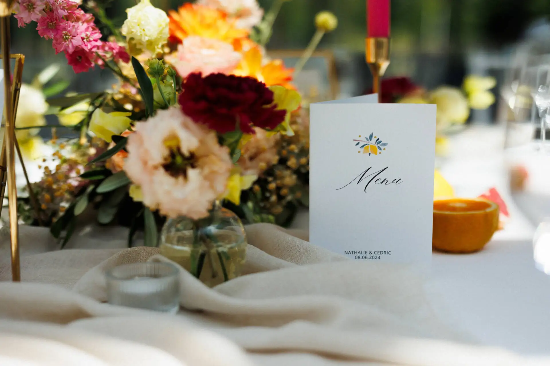 Blumenstrauß und Menükarte auf Hochzeitstisch