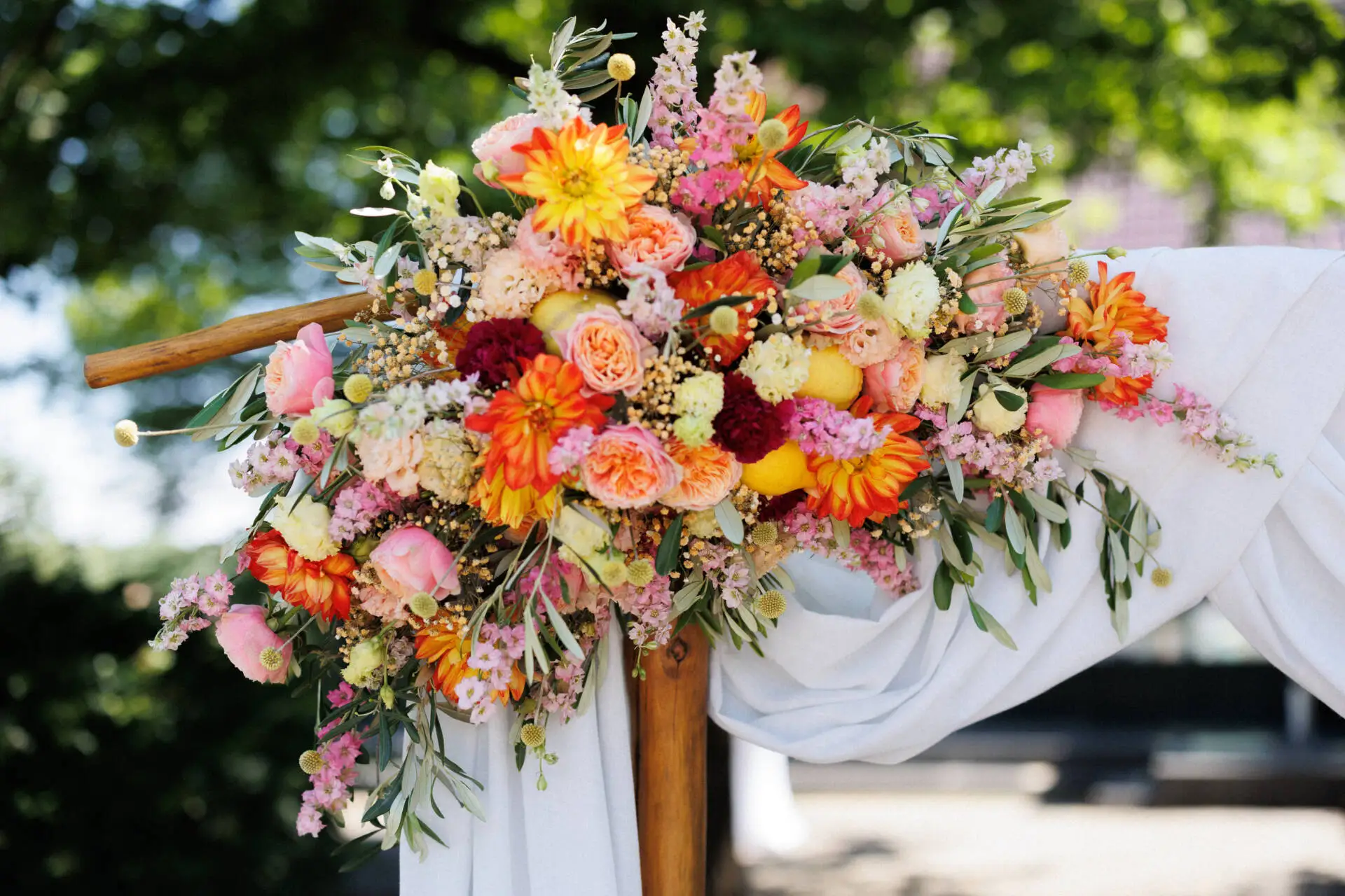 Bunter Blumenstrauß als Dekoration im Freien