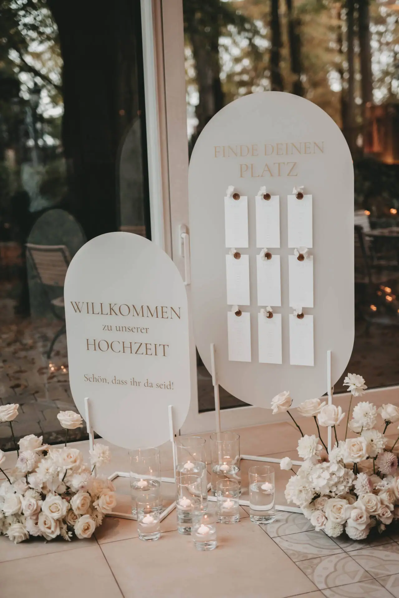 Hochzeits-Willkommensschild mit Blumen und Kerzen