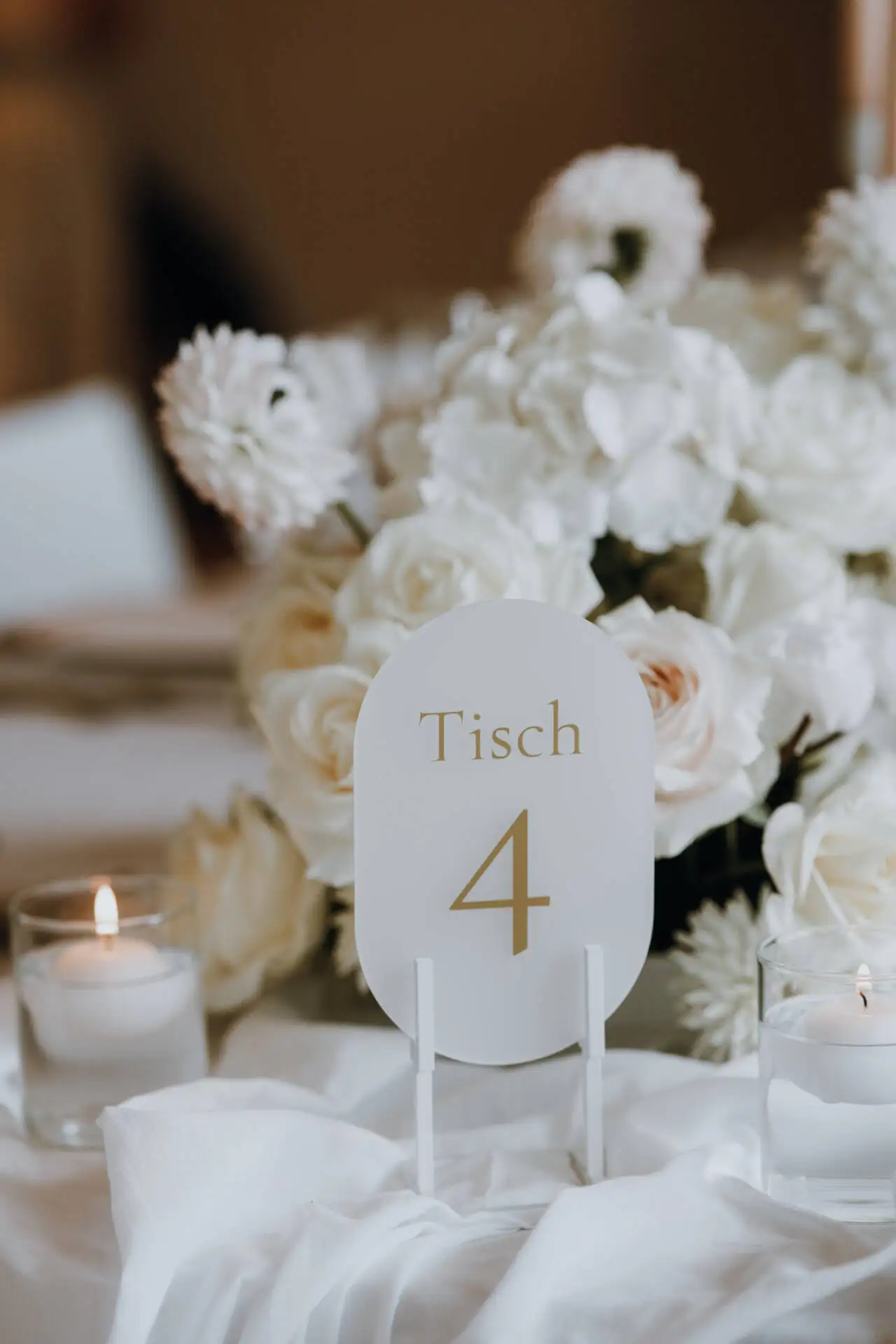 Tischdekoration mit Blumen und Kerzen