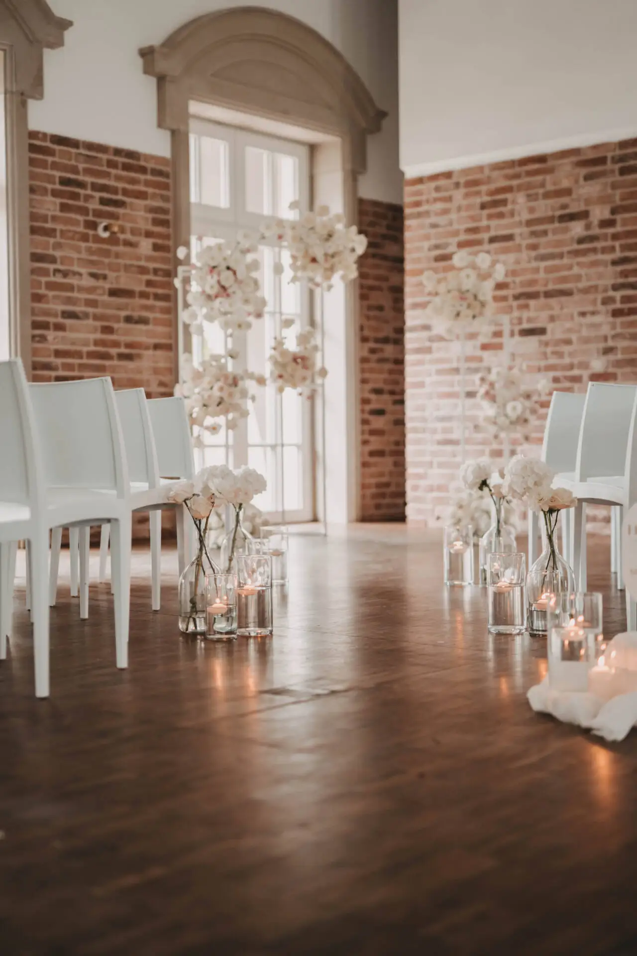 Hochzeitsdekor mit weißen Blumen und Kerzen