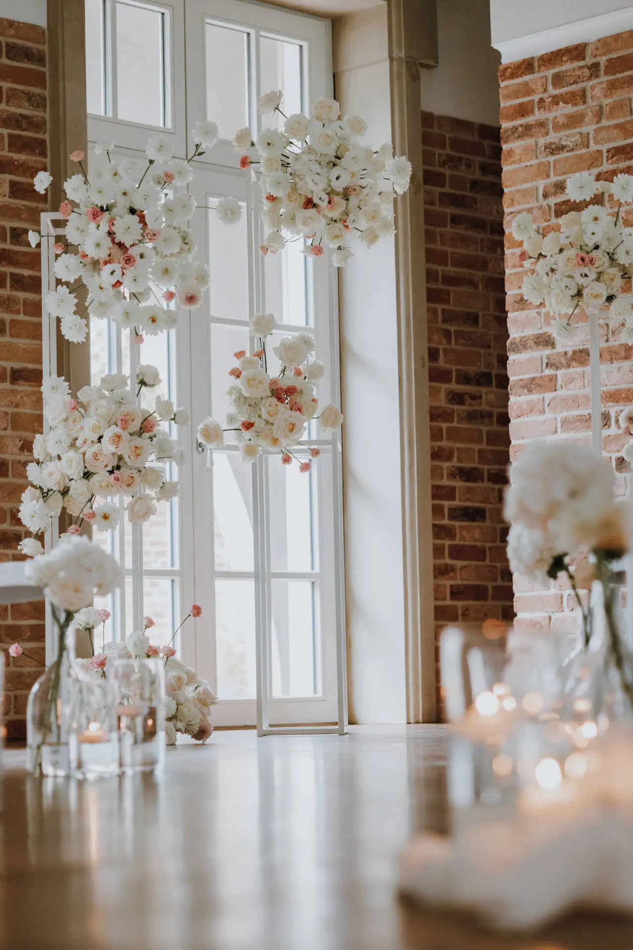 Romantische Blumen-Dekoration vor Fenster