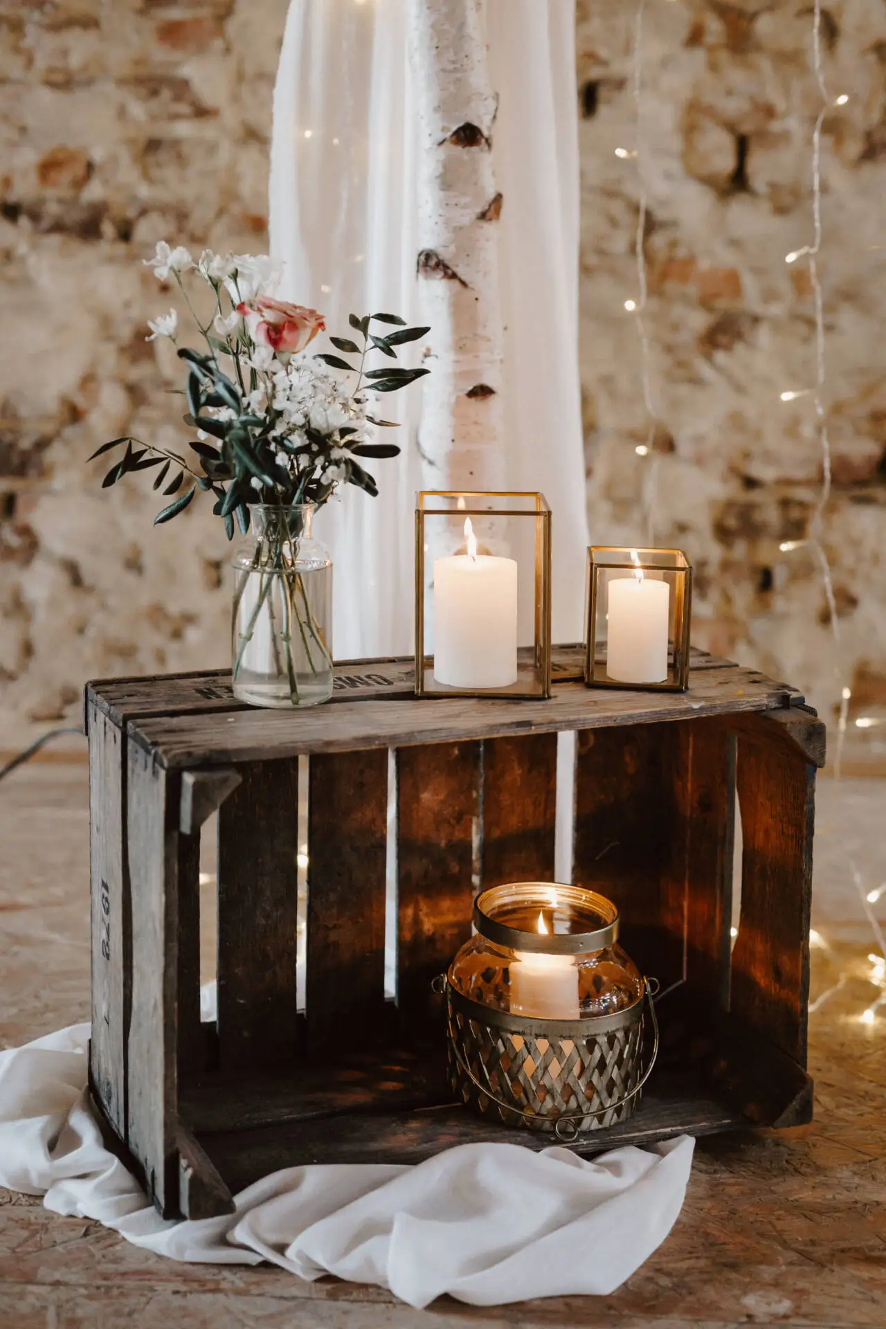 Rustikale Dekoration mit Blumen und Kerzen.