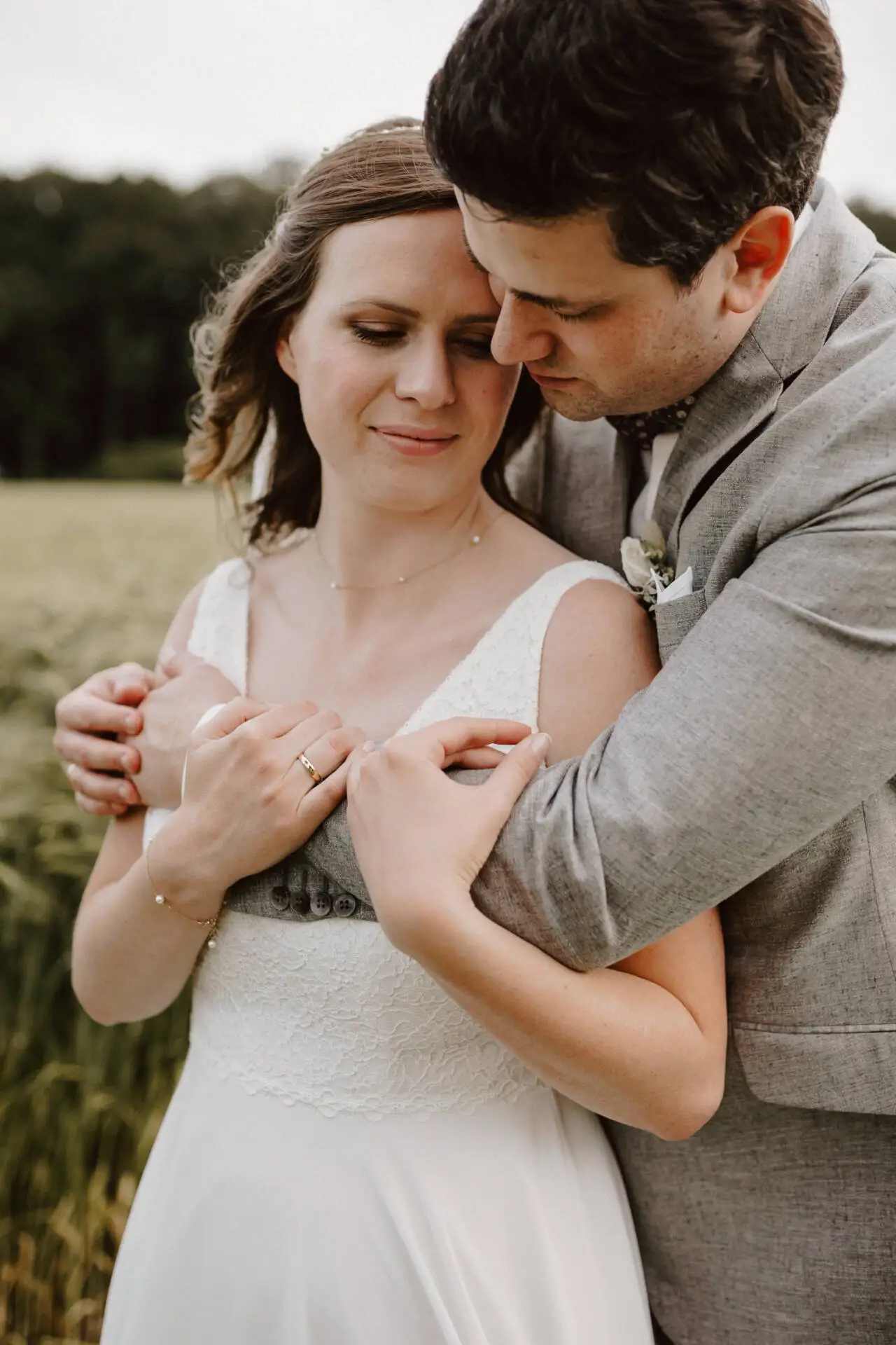 Verliebtes Paar im Freien umarmt sich herzlich.