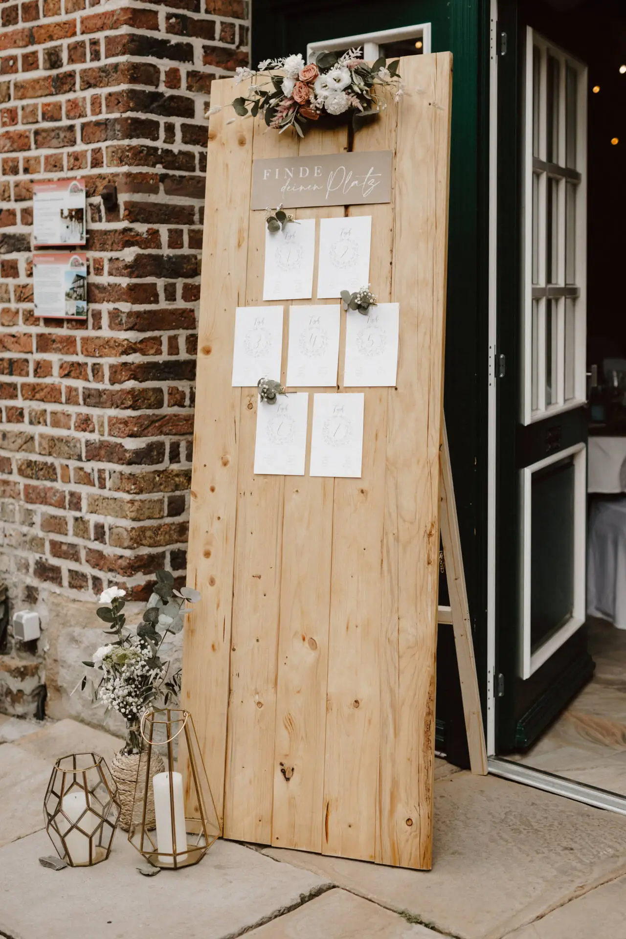 Rustikales Hochzeitsschild mit Blumendekoration