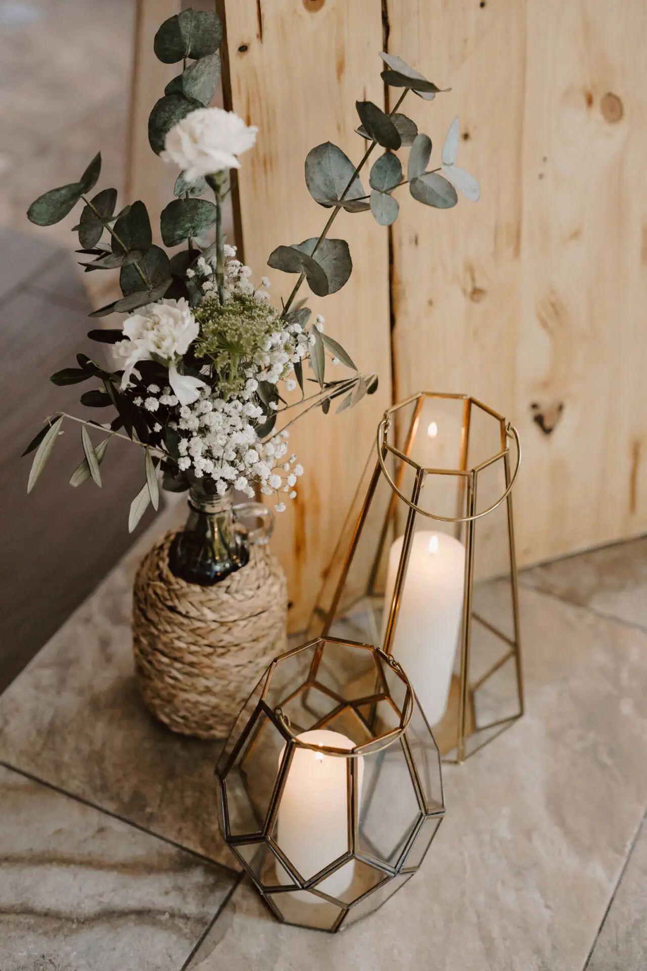 Gebundene Vase und Laternen auf Holzboden