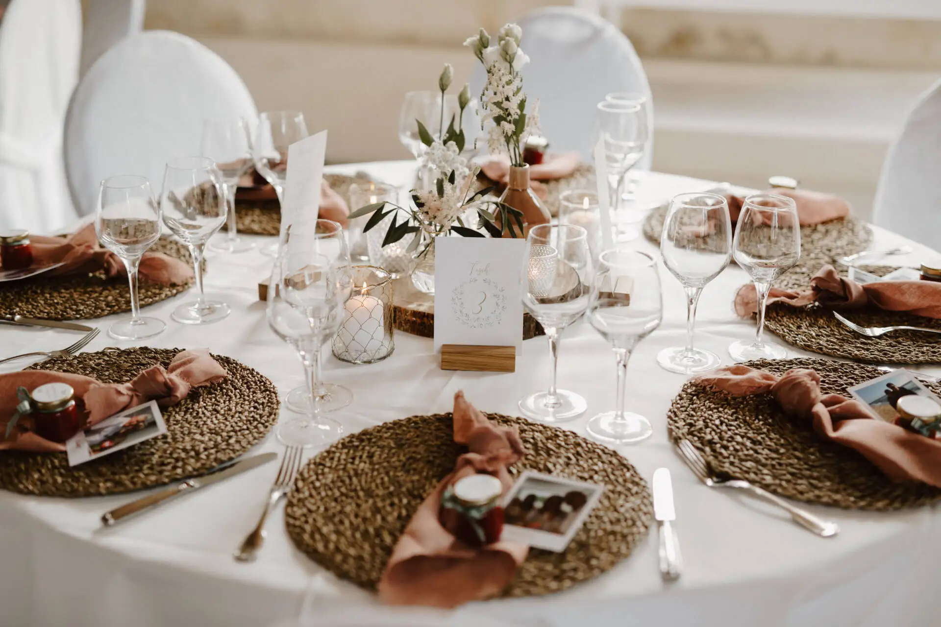 Elegant gedeckter Tisch mit Gläsern und Dekoration.