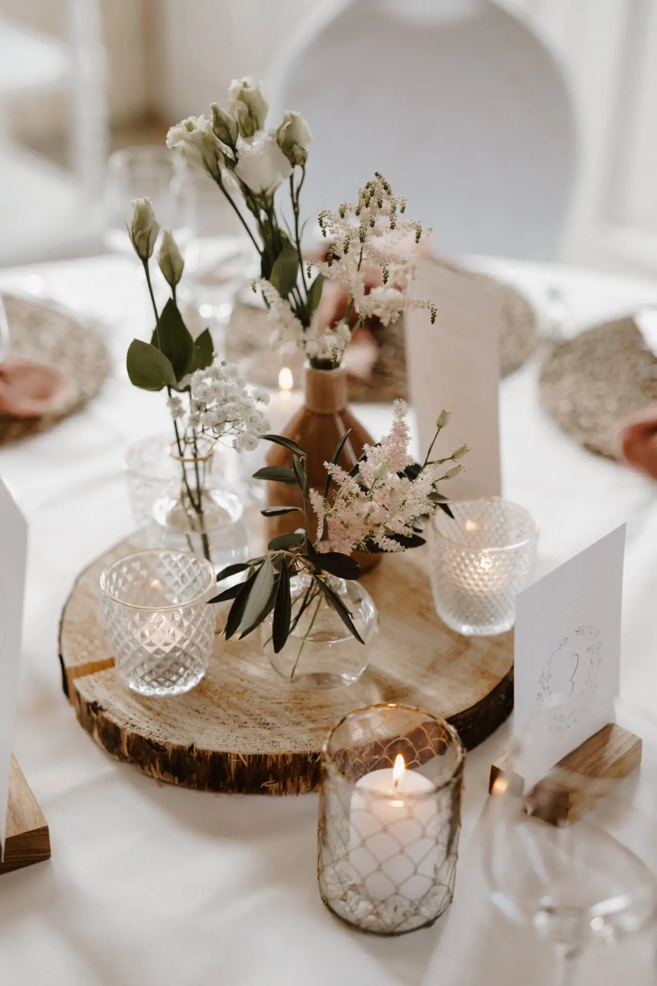 Elegante Tischdekoration mit Blumen und Kerzen