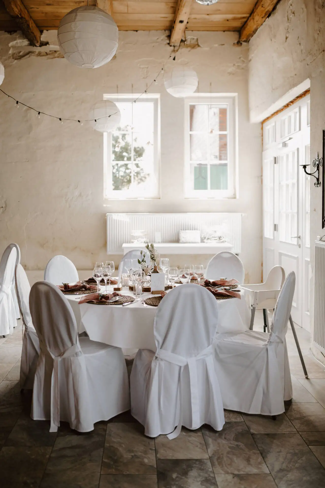 Elegante Tischdekoration für Veranstaltung in hellem Raum.