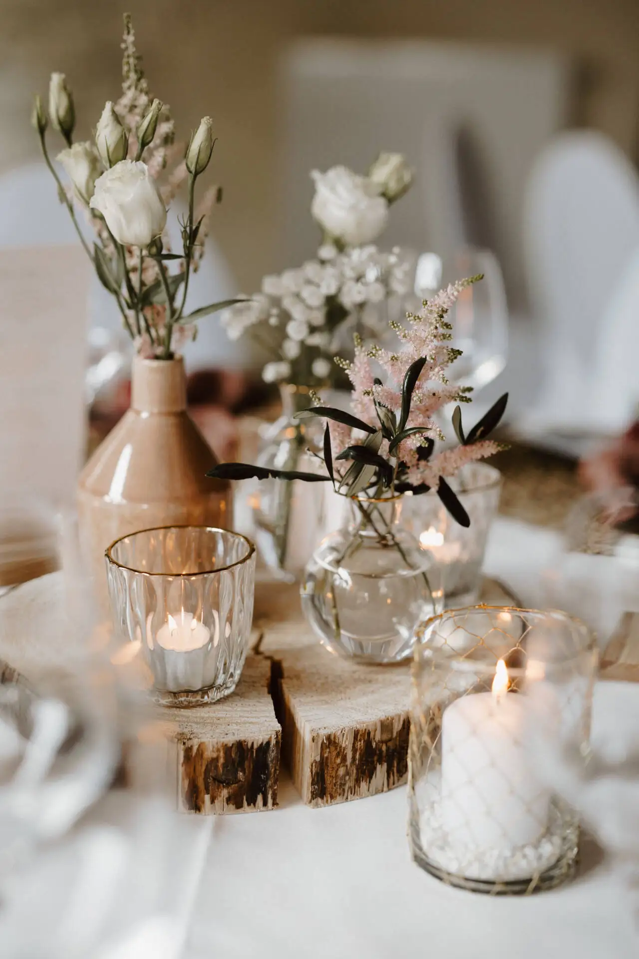 Elegante Tischdekoration mit Kerzen und Blumen.