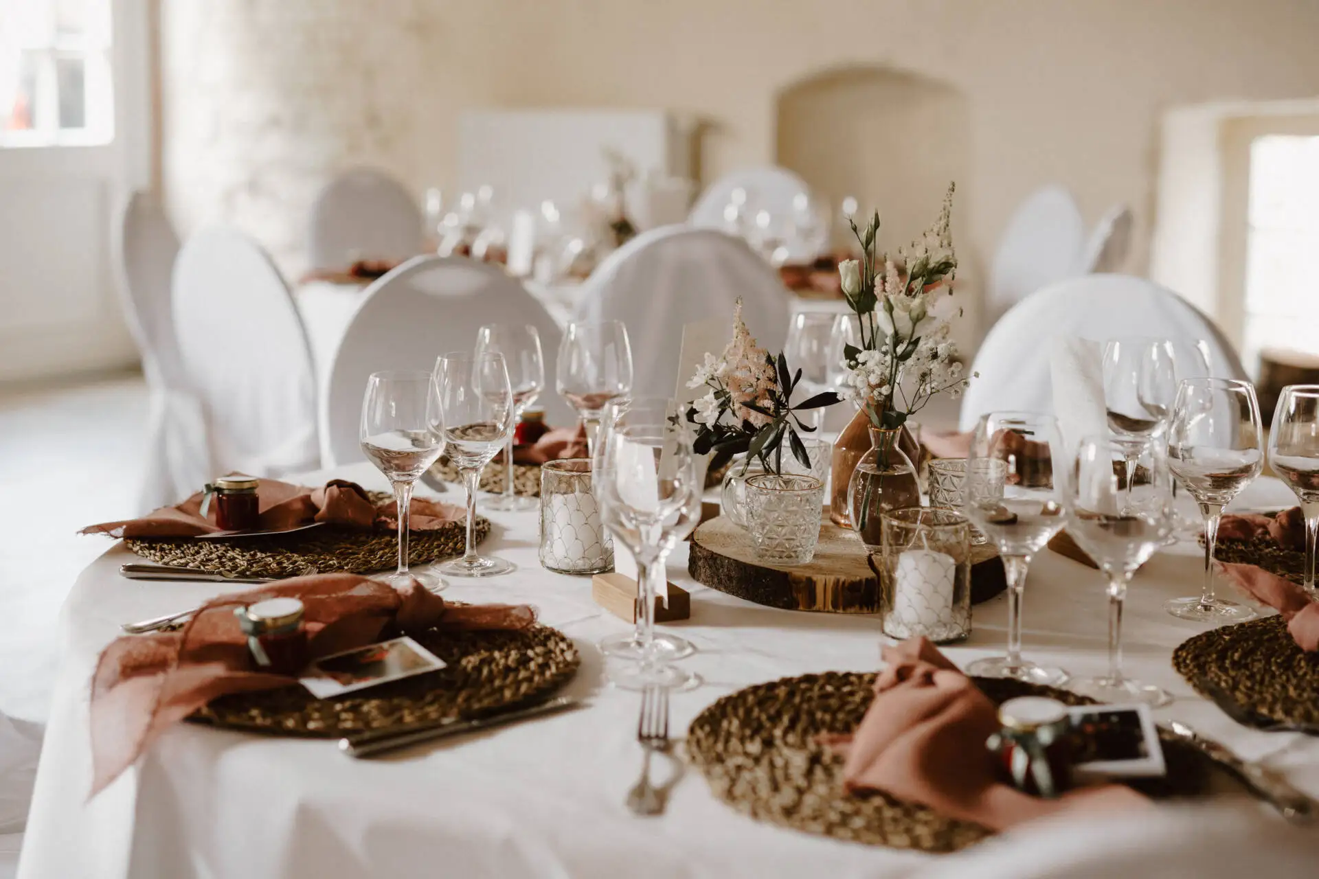 Elegante Hochzeitstischdekoration mit Blumen und Gläsern.