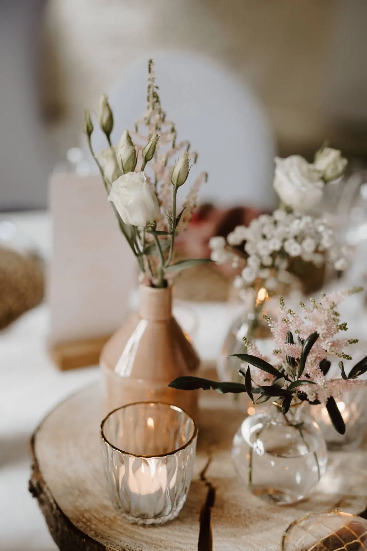 Romantische Tischdekoration mit Blumen und Kerzen